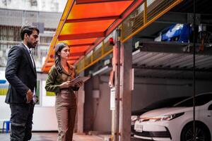 professionale venditore donna vendita macchine per uomo d'affari acquirente. auto i saldi. manager dando suggerimenti per uomo d'affari acquirente nel box auto parcheggio concessionaria negozio. auto commerciante i saldi consulente. foto