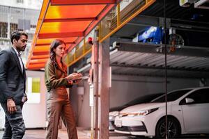 professionale venditore donna vendita macchine per uomo d'affari acquirente. auto i saldi. manager dando suggerimenti per uomo d'affari acquirente nel box auto parcheggio concessionaria negozio. auto commerciante i saldi consulente. foto