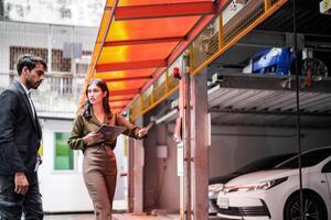 professionale venditore donna vendita macchine per uomo d'affari acquirente. auto i saldi. manager dando suggerimenti per uomo d'affari acquirente nel box auto parcheggio concessionaria negozio. auto commerciante i saldi consulente. foto