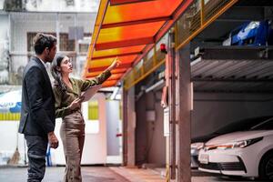 professionale venditore donna vendita macchine per uomo d'affari acquirente. auto i saldi. manager dando suggerimenti per uomo d'affari acquirente nel box auto parcheggio concessionaria negozio. auto commerciante i saldi consulente. foto