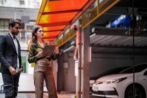 professionale venditore donna vendita macchine per uomo d'affari acquirente. auto i saldi. manager dando suggerimenti per uomo d'affari acquirente nel box auto parcheggio concessionaria negozio. auto commerciante i saldi consulente. foto