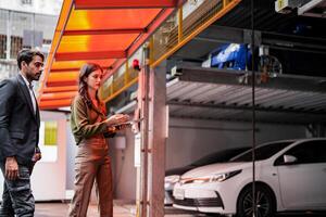 professionale venditore donna vendita macchine per uomo d'affari acquirente. auto i saldi. manager dando suggerimenti per uomo d'affari acquirente nel box auto parcheggio concessionaria negozio. auto commerciante i saldi consulente. foto