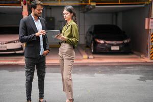 professionale venditore donna vendita macchine per uomo d'affari acquirente. auto i saldi. manager dando suggerimenti per uomo d'affari acquirente nel box auto parcheggio concessionaria negozio. auto commerciante i saldi consulente. foto