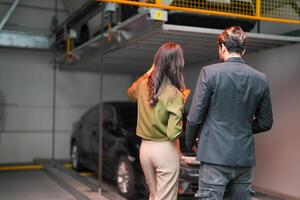 professionale venditore donna vendita macchine per uomo d'affari acquirente. auto i saldi. manager dando suggerimenti per uomo d'affari acquirente nel box auto parcheggio concessionaria negozio. auto commerciante i saldi consulente. foto