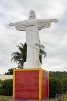 cassilandia, mato grosso do sul, brasile, 2021 - statua di Cristo dal cimitero della città foto