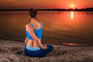 yoga a tramonto su il spiaggia. foto