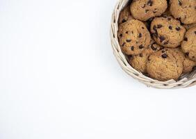 cioccolato patata fritta biscotti nel un' bambù cestino isolato su bianca sfondo foto