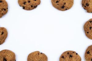 cioccolato biscotti telaio su bianca sfondo foto