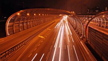 macchine su strada. città strada luci a notte. foto