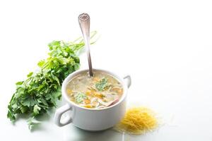 cucinato caldo la minestra con tagliatelle e verdure foto