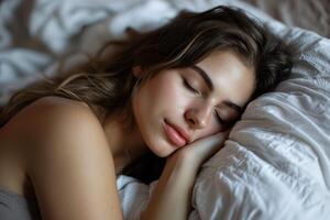 ai generato giovane attraente donna addormentato nel il Camera da letto, rilassante con occhi chiuso foto