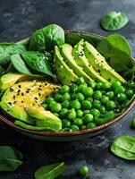 ai generato verde verdura insalata con spinaci, avocado, verde piselli e oliva olio nel ciotola. foto