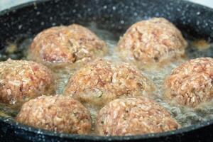 fritte hamburger nel il padella. frittura cibo nel il olio foto