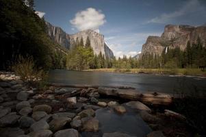 esposizione temporale del fiume merced e della valle dello yosemite foto