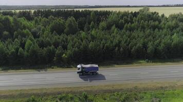 cumulo di rifiuti camion guida su autostrada. scena. superiore Visualizza di cumulo di rifiuti camion su autostrada nel estate. camionisti e cumulo di rifiuti camion su nazione strada foto