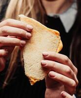 caldo prosciutto e formaggio Sandwich, tostato con burro su pane foto