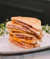 caldo prosciutto e formaggio Sandwich, tostato con burro su pane foto