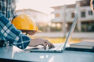 squadra costruzione o ingegneria gruppo e lavoratore. lavoro di squadra e determinazione per avere successo. sicurezza difficile cappello per impedire incidente mentre Lavorando trasporto e contenitore squadra. concetto ricomincia e nuovo normale foto