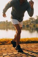 atleta corridore piedi in esecuzione su strada, jogging concetto a all'aperto. uomo in esecuzione per esercizio.atleta corridore piedi in esecuzione su strada, jogging concetto a all'aperto. uomo in esecuzione per esercizio. foto