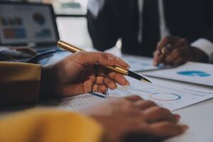 gli analisti finanziari analizzano i rapporti finanziari aziendali su un progetto di investimento di pianificazione di un tablet digitale durante una discussione in una riunione aziendale che mostra i risultati del loro lavoro di squadra di successo. foto