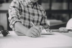 costruzione e struttura concetto di ingegnere o architetto incontro per progetto Lavorando con compagno e ingegneria utensili su modello edificio e planimetria nel Lavorando luogo, contrarre per tutti e due aziende. foto