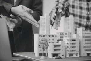 l'agente di intermediazione immobiliare consegna un campione di una casa modello al cliente, contratto di mutuo ipotecario che fa leasing e acquista e vende casa e contratto di assicurazione sulla casa concetto di mutuo ipotecario foto