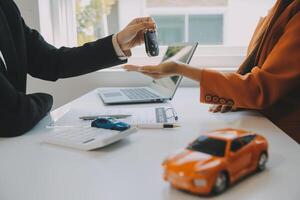 avvicinamento asiatico maschio persone auto venditore o i saldi manager offerte per vendere un' auto e spiega e legge il condizioni di firma un' auto contrarre e assicurazione. foto