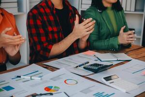 allegro attività commerciale colleghi Applaudire nel incontro a coworking ufficio foto