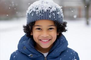 ai generato inverno attività per bambini. bambino attraente i fiocchi di neve all'aperto nel caldo blu Abiti e cappello foto