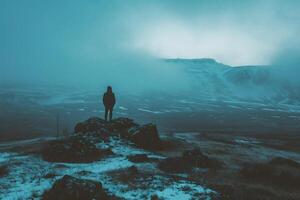 ai generato silhouette di un' uomo in piedi su superiore di un' montagna nel il nebbia. foto