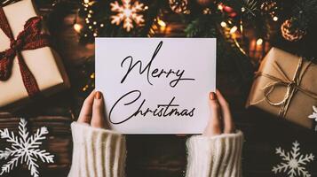 ai generato Natale e nuovo anno concetto. donna Tenere carta con testo contento vacanze. foto