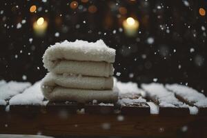 ai generato pila di bianca asciugamani su un' di legno panchina coperto con neve nel inverno. foto