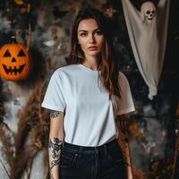 ai generato bellissimo ragazza con tatuaggi su sua braccia, vestito nel un' bianca maglietta e jeans, sta nel un' Halloween decorato camera foto