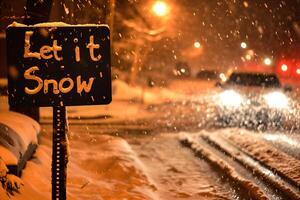 ai generato permettere esso neve cartello nel davanti di un' auto su un' nevoso notte foto