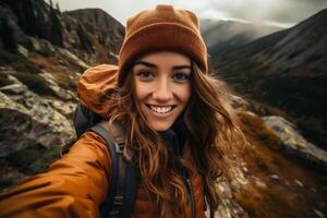 ai generato giovane donna escursionista assunzione autoscatto con mobile Telefono nel il montagne. foto