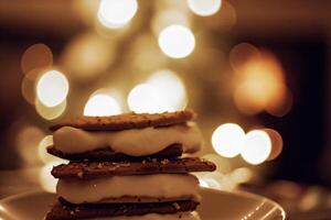 ai generato pila di delizioso cioccolato biscotti e marshmallows su tavolo, avvicinamento foto