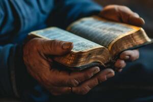 ai generato avvicinamento di il mani di un' musulmano uomo Tenere un' santo Bibbia foto