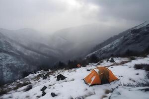 ai generato turista tenda campo a neve coperto nebbioso altopiani, neurale Rete generato immagine foto