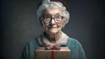 ai generato sorridente vecchio signora con Natale regalo ritratto, neurale Rete generato arte foto