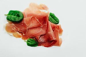 pezzi di secco Maiale jamon prosciutto su un' bianca sfondo foto