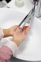 mani lavare procedura, pulizia mani con sapone a partire dal virus e contaminazione. lavare mani prima cena foto
