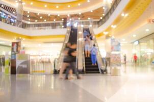 sfocatura il persone nel shopping centro commerciale. foto