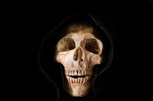 ancora vita il umano cranio su nero sfondo foto