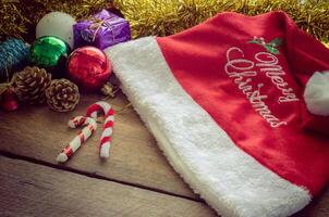 Natale sfondo e cappelli Santa su legna - tono Vintage ▾ foto