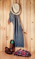 costume sospeso su di legno parete sfondo - ancora vita tono Vintage ▾ foto