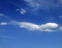 un' blu cielo con nuvole volante foto