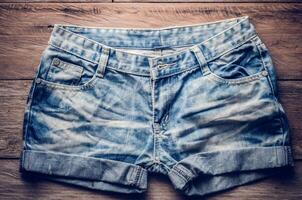 jeans pantaloncini su il di legno pavimento. foto