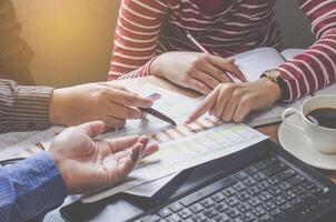 vicino su di Lavorando processi a attività commerciale incontro nel ufficio foto