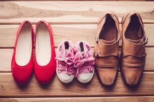 scarpe, tre coppie di papà, mamma, figlia - il famiglia concetto foto