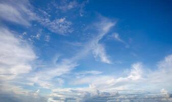 nuvole nel cielo blu foto